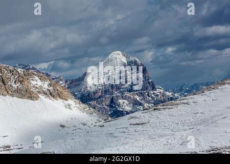 Le sommet de la montagne Tofana de Rozes, 3225 m, vue de la terrasse de Sass Pordoi, le col de Pordoi, Sellaronda, Tyrol du Sud, Alto Adige, Dolomites, Italie, Europe Banque D'Images