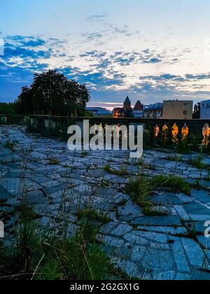 Wroclaw, Pologne - 25 2020 juillet : heure bleue de l'après-midi après le coucher du soleil sur d'anciens bâtiments fermés sur la colline de Partyzantow Banque D'Images