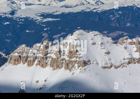 Vue depuis la terrasse d'observation de Sass Pordoi sur Piz Ciavazes, 2828 m, chaîne de montagnes de Sella, Pordoi Pass, Sellaronda, Tyrol du Sud, Haut-Adige, Dolomites, Italie, Europe Banque D'Images