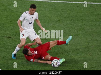 Rome, Italie, 11 juin 2021. Alessandro Florenzi, d'Italie, s'attaque à Hakan Calhanoglu, de Turquie, lors du match des Championnats d'Europe de l'UEFA 2020 au Stadio Olimpico, à Rome. Crédit photo à lire: Jonathan Moscrop / Sportimage crédit: Sportimage/Alay Live News crédit: Sportimage/Alay Live News Banque D'Images