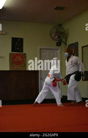 Cette action photo est de ma fille dans sa classe de karaté. Le karaté est un art martial qui met l'accent sur l'auto-discipline et d'aptitude. Banque D'Images