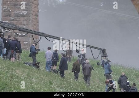 Melrose, Royaume-Uni. 11 juin 2021. Tournage du film Indiana Jones [5], Melrose, Royaume-Uni. Harrison Ford et des acteurs sur le terrain lors d'une scène de tournage au viaduc de Leaderfoot au-dessus de la rivière Tweed, en aval de Melrose aux frontières écossaises, le vendredi 11 juin 2021 ( Credit: Rob Gray/Alay Live News Banque D'Images