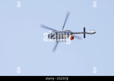 Maale Hahamisha, Israël - 10 juin 2021 : hélicoptère de la police israélienne, équipé d'un conteneur d'eau utilisé pour combattre le feu. Banque D'Images