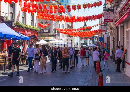 Les gens de l'extérieur et de dîner en plein air. Wardour Street dans le quartier chinois de Londres. Londres, Angleterre, Royaume-Uni Banque D'Images