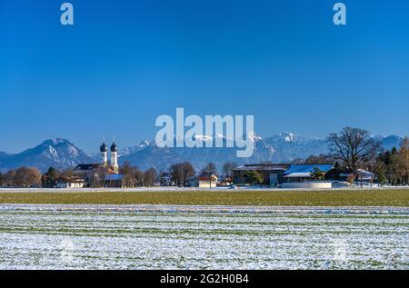 Allemagne, Bavière, haute-Bavière, quartier de Rosenheim, Markt Bruckmühl, quartier Weihenlinden, église de pèlerinage à la Sainte Trinité contre les montagnes Kaiser Banque D'Images