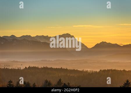 Allemagne, Bavière, haute-Bavière, Tölzer Land, Dietramszell, Quartier de Peretshofen, Peretshofer Höhe, vue sur les contreforts des Alpes et le massif du Zugspitze Banque D'Images