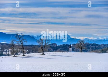 Allemagne, Bavière, haute-Bavière, Tölzer Land, Dietramszell, Quartier de Schönegg, paysage d'hiver avec l'église du monastère Maria Himmelfahrt contre les contreforts des Alpes avec Zugspitze Banque D'Images