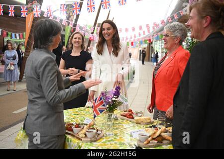 La duchesse de Cambridge sourit lorsqu'elle rencontre des gens de communautés de Cornwall alors qu'elle assiste à un événement au projet Eden pour célébrer l'initiative Big Lunch, lors du sommet du G7 à Cornwall. Date de la photo: Vendredi 11 juin 2021. Banque D'Images