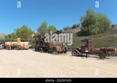 BREA, CALIFORNIE - 9 JUIN 2021 : équipement de l'industrie pétrolière en cours de disserie au Musée du pétrole d'Olinda. Banque D'Images