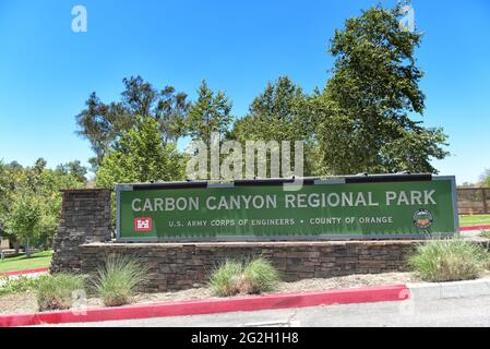 BREA, CALIFORNIE - 9 JUIN 2021 : panneau à l'entrée du parc régional de Carbon Canyon. Banque D'Images