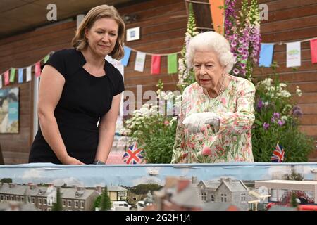 Lindsey Brummitt, directrice du programme à Eden Project, présente à la reine Elizabeth II un modèle d'échelle des événements du Big Lunch qui ont eu lieu au fil des ans lors d'un événement au projet Eden à l'occasion de l'initiative du Big Lunch, au cours du sommet du G7 à Cornwall. Date de la photo: Vendredi 11 juin 2021. Banque D'Images