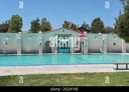 BREA, CALIFORNIE - 9 JUIN 2021 : The Plunge, une piscine publique dans le parc de l'hôtel de ville. Banque D'Images