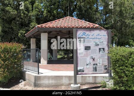 BREA, CALIFORNIE - 9 JUIN 2021 : le kiosque Ralph Barns dans le parc de l'hôtel de ville. Banque D'Images