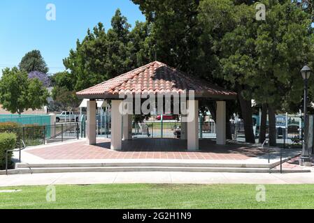 BREA, CALIFORNIE - 9 JUIN 2021 : le kiosque Ralph Barns dans le parc de l'hôtel de ville, avec le terrain de jeu en arrière-plan. Banque D'Images