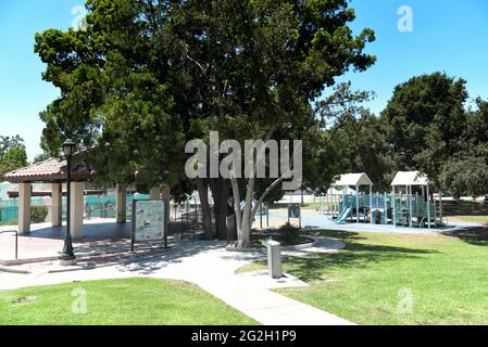 BREA, CALIFORNIE - 9 JUIN 2021 : le kiosque Ralph Barns dans le parc de l'hôtel de ville, avec la plongée et le terrain de jeu en arrière-plan. Banque D'Images