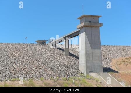 BREA, CALIFORNIE - 9 JUIN 2021 : le barrage de Carbon Canyon a été construit en 1959 en réponse à la croissance d'Orange Countys et à son besoin de contrôle des crues. Banque D'Images