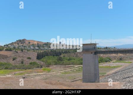 BREA, CALIFORNIE - 9 JUIN 2021 : le barrage de Carbon Canyon a été construit en 1959 en réponse à la croissance d'Orange Countys et à son besoin de contrôle des crues. Banque D'Images