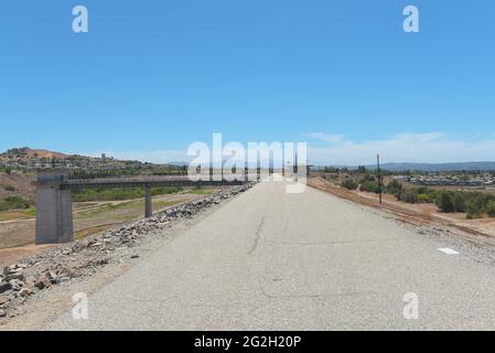 BREA, CALIFORNIE - 9 JUIN 2021 : route au sommet du barrage de Carbon Canyon, construite en 1959 en réponse à la croissance d'Orange Countys et à son besoin de contub Banque D'Images