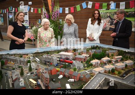 Le directeur du programme à Eden Project, Lindsey Brummitt et le directeur du conseil d'administration d'Eden Project, Peter Stewart (R) présentent à la reine Elizabeth II un modèle d'échelle des grands déjeuners qui ont eu lieu au fil des ans, La duchesse de Cornwall (C) et la duchesse de Cambridge lorsqu'ils participent à un événement au projet Eden à l'occasion de l'initiative Big Lunch, au cours du sommet du G7 à Cornwall. Date de la photo: Vendredi 11 juin 2021. Banque D'Images