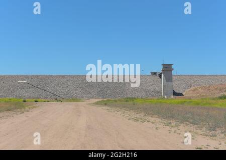 BREA, CALIFORNIE - 9 JUIN 2021 : sentier de terre menant au barrage de Carbon Canyon, construit en 1959 en réponse à la croissance d'Orange Countys et à ses besoins Banque D'Images