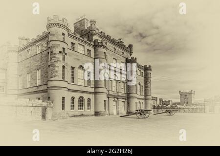 Écosse. Bâtiment principal du château de Culzean avec canons d'artillerie de campagne de l'époque napoléonienne qui surplombent le jardin clos et le vert de la cour de fontaine Banque D'Images