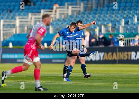 RDS Arena, Dublin, Leinster, Irlande. 11 juin 2021. Rainbow Cup Rugby, Leinster versus Dragons; Ross Byrne de Leinster prend sa place crédit: Action plus Sports/Alamy Live News Banque D'Images