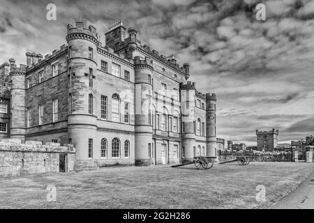 Écosse. Bâtiment principal du château de Culzean avec canons d'artillerie de campagne de l'époque napoléonienne qui surplombent le jardin clos et le vert de la cour de fontaine Banque D'Images