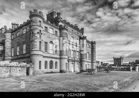 Écosse. Bâtiment principal du château de Culzean avec canons d'artillerie de campagne de l'époque napoléonienne qui surplombent le jardin clos et le vert de la cour de fontaine Banque D'Images