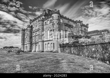 Écosse. Bâtiment principal du château de Culzean avec canons d'artillerie de campagne de l'époque napoléonienne qui surplombent le jardin clos et le vert de la cour de fontaine Banque D'Images