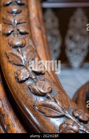 Photo en gros plan montrant les détails sur la main courante en bois sculpté de l'escalier à grande hauteur du Grand Hotel, Brighton, East Sussex, Royaume-Uni Banque D'Images