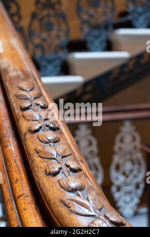 Photo en gros plan montrant les détails sur la main courante en bois sculpté de l'escalier à grande hauteur du Grand Hotel, Brighton, East Sussex, Royaume-Uni Banque D'Images