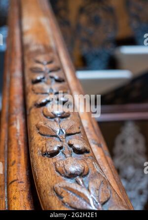 Photo en gros plan montrant les détails sur la main courante en bois sculpté de l'escalier à grande hauteur du Grand Hotel, Brighton, East Sussex, Royaume-Uni Banque D'Images