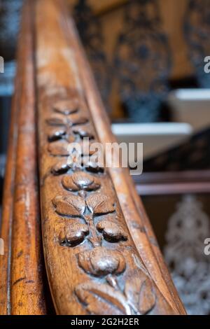 Photo en gros plan montrant les détails sur la main courante en bois sculpté de l'escalier à grande hauteur du Grand Hotel, Brighton, East Sussex, Royaume-Uni Banque D'Images