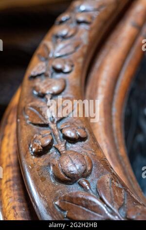 Photo en gros plan montrant les détails sur la main courante en bois sculpté de l'escalier à grande hauteur du Grand Hotel, Brighton, East Sussex, Royaume-Uni Banque D'Images