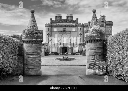 Écosse. Château de Culzean en monochrome, vu de la tour de l'horloge, de l'autocar et des bâtiments de l'écurie Banque D'Images