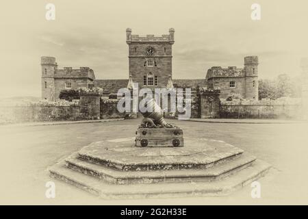 Écosse. Tour de l'horloge du château de Culzean, maison d'autocars et écuries avec relique d'un canon de mortier de tranchée du XVIe siècle Banque D'Images