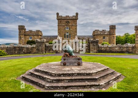 Écosse. Tour de l'horloge du château de Culzean, maison d'autocars et écuries avec relique d'un canon de mortier de tranchée du XVIe siècle Banque D'Images