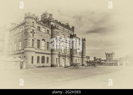 Écosse. Bâtiment principal du château de Culzean avec canons d'artillerie de campagne de l'époque napoléonienne qui surplombent le jardin clos et le vert de la cour de fontaine Banque D'Images