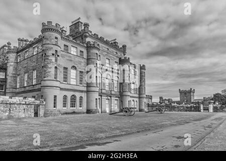 Écosse. Bâtiment principal du château de Culzean avec canons d'artillerie de campagne de l'époque napoléonienne qui surplombent le jardin clos et le vert de la cour de fontaine Banque D'Images