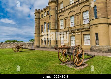 Écosse. Bâtiment principal du château de Culzean avec canons d'artillerie de campagne de l'époque napoléonienne qui surplombent le jardin clos et le vert de la cour de fontaine Banque D'Images