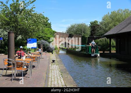 Le café du dramaturge, sur le côté du canal de Coventry, au bassin restauré de Bishop Street, dans le Warwickshire, au Royaume-Uni Banque D'Images