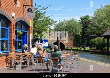 Le café du dramaturge, sur le côté du canal de Coventry, au bassin restauré de Bishop Street, dans le Warwickshire, au Royaume-Uni Banque D'Images