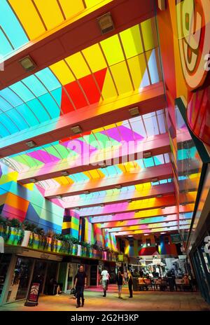 Hertford Street avec une installation d'art coloré par Morag Myerscough, pour les célébrations de la ville de la Culture du Royaume-Uni 2021 de Coventry. Banque D'Images