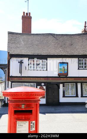 THR Old Windmill, le pub le plus ancien et le plus connu de la ville, daté de 1451, sur la rue médiévale de Ston, à Coventry, UK City of Culture 2021, Royaume-Uni Banque D'Images