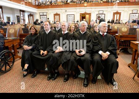 Eva Guzman (à l'extrême gauche), juge à la Cour suprême du Texas, est présentée lors de la cérémonie de l'État de la magistrature au Capitole du Texas le 6 mars 2013. Guzman, la première femme hispanique à siéger à la Cour suprême du Texas, a démissionné de son poste et on lui dit qu'elle envisageait de contester le procureur général Ken Paxton. Banque D'Images