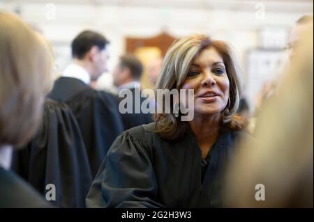 Eva Guzman, juge à la Cour suprême du Texas, est présentée à la cérémonie de l'État de la magistrature au Capitole du Texas le 6 mars 2013. Guzman, la première femme hispanique à siéger à la Cour suprême du Texas, a démissionné de son poste et on lui dit qu'elle envisageait de contester le procureur général Ken Paxton. ©Bob Daemmrich Banque D'Images