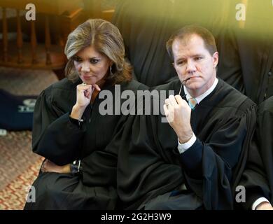 Eva Guzman, juge à gauche de la Cour suprême du Texas, avec le juge Don Willett, est présentée à la cérémonie de l'État de la magistrature au Capitole du Texas le 6 mars 2013. Guzman, la première femme hispanique à siéger à la Cour suprême du Texas, a démissionné de son poste et on lui dit qu'elle envisageait de contester le procureur général Ken Paxton. ©Bob Daemmrich Banque D'Images