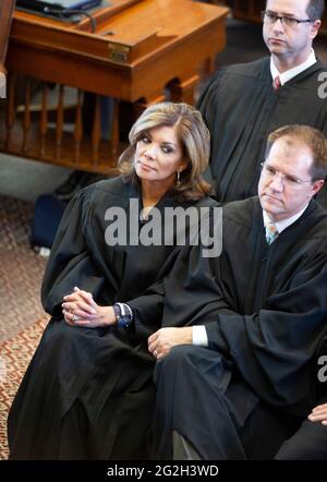 Eva Guzman, juge à gauche de la Cour suprême du Texas, avec le juge Don Willett, est présentée à la cérémonie de l'État de la magistrature au Capitole du Texas le 6 mars 2013. Guzman, la première femme hispanique à siéger à la Cour suprême du Texas, a démissionné de son poste et on lui dit qu'elle envisageait de contester le procureur général Ken Paxton. ©Bob Daemmrich Banque D'Images