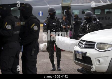 10 juin 2021, Tegucigalpa, Tegucigalpa, Honduras: Un membre de la police militaire charge les drogues dans des véhicules qui seront emmenés dans les installations de la Force nationale anti-Maras et des gangs qui seront entreposées. Tegucigalpa, Honduras. La National anti Maras and gangs Force (FNAMP) a effectué ce jeudi 10 juin un raid dans un quartier résidentiel de San Pedro Sula qui a abouti à l'arrestation de quatre hommes et d'une femme, Membres présumés d'un gang indépendant qui est consacré au trafic de drogues par des points stratégiques du pays la drogue saisie des trafiquants présumés a un coût dans la marke Banque D'Images