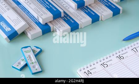 Coût de shnelltest, express corona test en allemand. Tests d'antigène Covid 19 conditionnés, argent, planificateur hebdomadaire, masques. Les jours de la semaine, sur le planificateur sont Banque D'Images